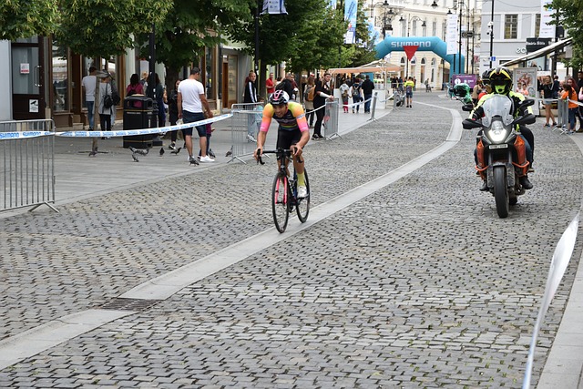 也讓像大巴 也讓像大巴